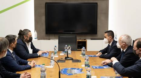 O Ministro das Relações Exteriores Luigi Di Maio em visita à OMAL